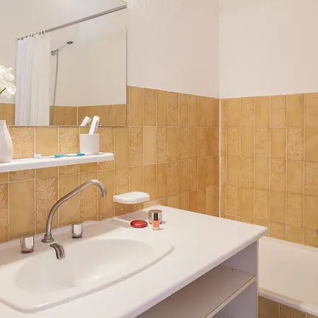 Pierre & Vacances Eden Апарт-готель 2*